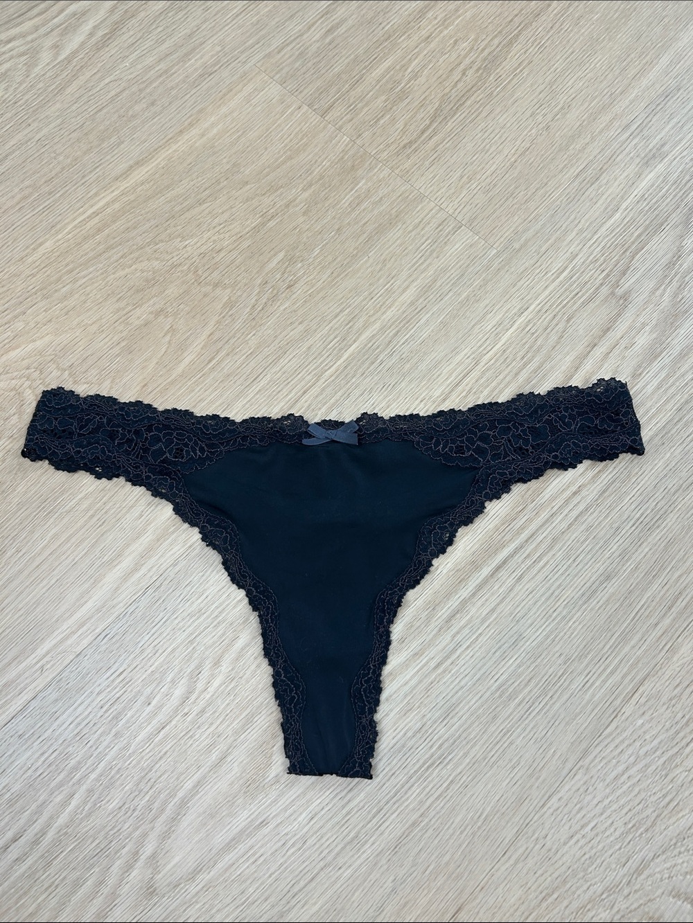 2015 Victoria's Secret Lace Satin Thong Panty M